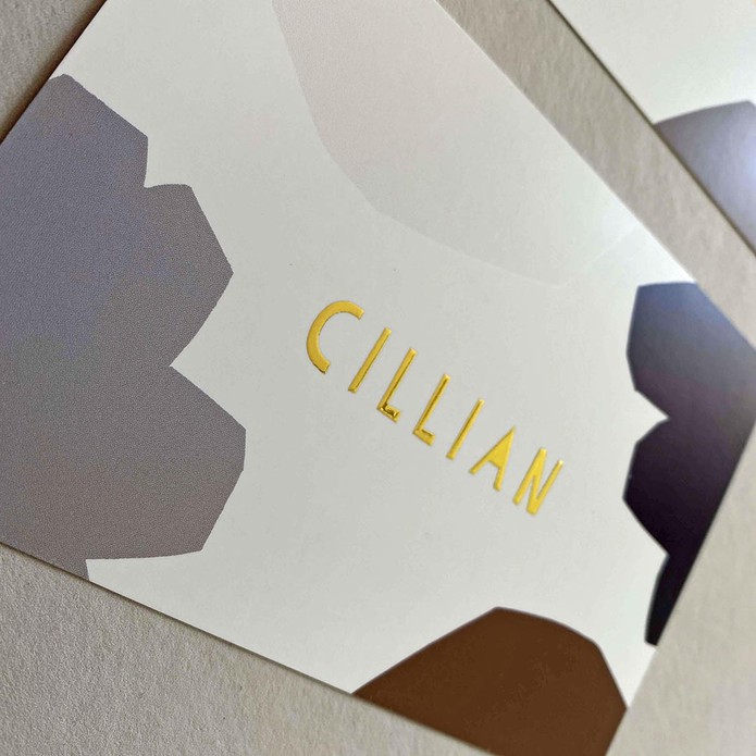 Geboortekaartje met bruine vorm en goudfolie letters