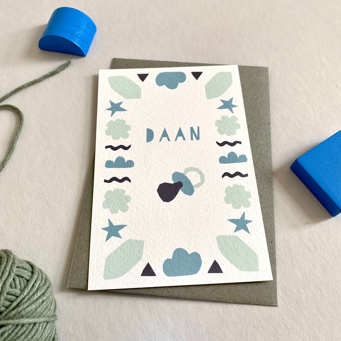 Geboortekaartje met blauwe vormen jongen