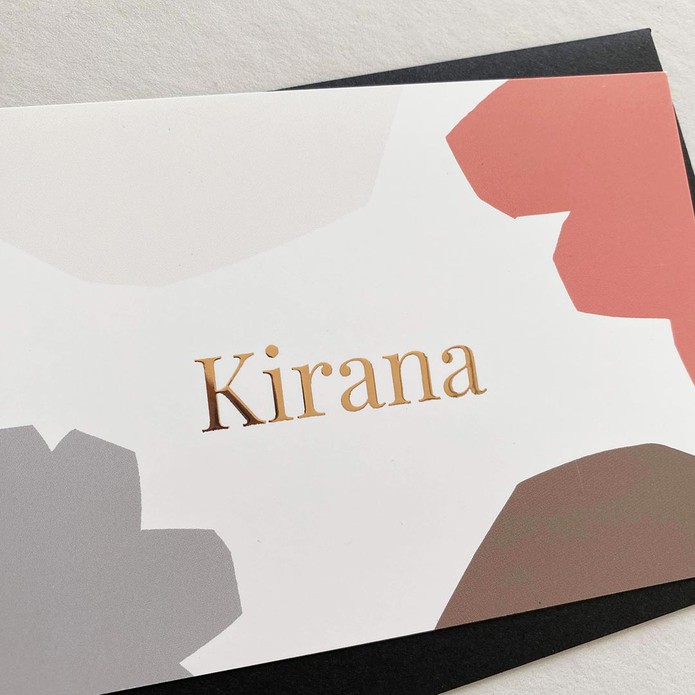 Geboortekaartje met abstracte vormen en naam in rosegoudfolie