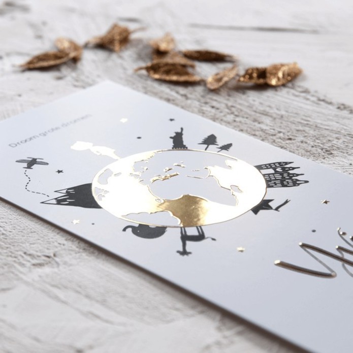 Geboortekaartje met wereldbol in goudfolie