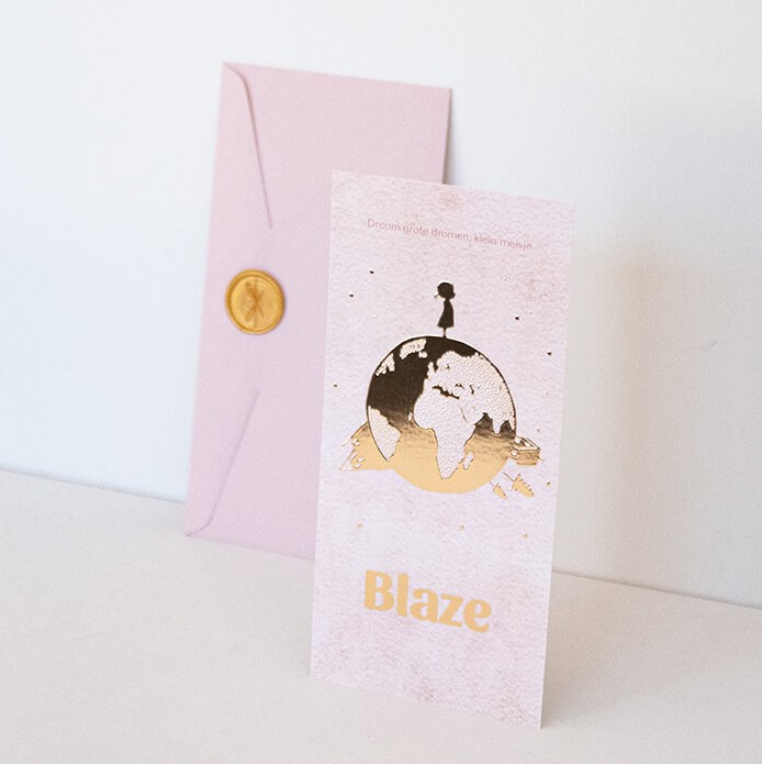 Geboortekaartje voor een meisje met goudfolie