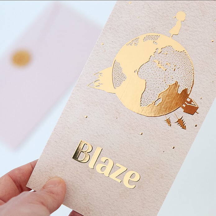 Geboortekaartje voor een meisje roze met goudfolie