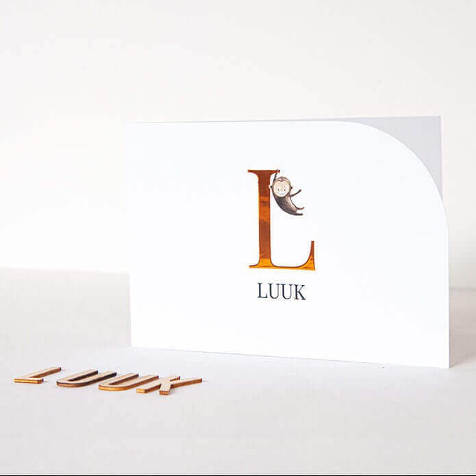 Geboortekaartje met letter in goudfolie