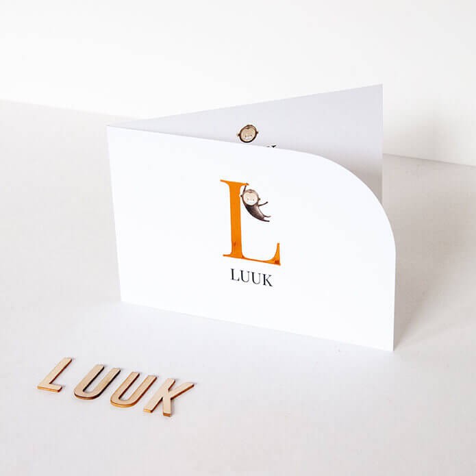 Geboortekaartje met een letter in goudfolie en bijzondere vorm