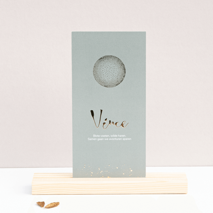 Geboortekaartje met goudfolie op groen