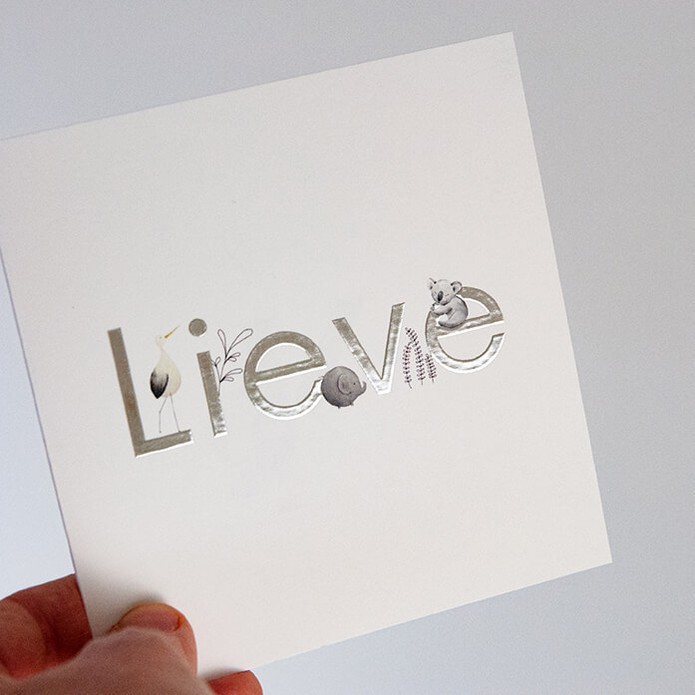 Geboortekaartje met letters in zilverfolie