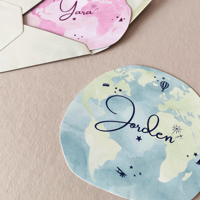 Geboortekaartje wereldbol vorm